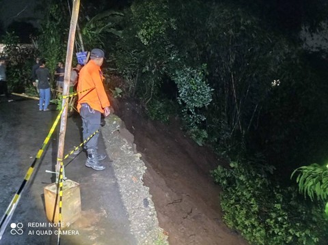 Akibat hujan deras sejumlah wilayah di Bogor alami tanah longsor, Minggu (26/11). Foto: Dok. Istimewa