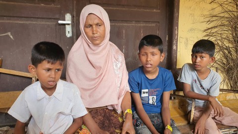 Istri Zakaria dan ketiga putranya melakukan perjalanan dari kamp pengungsi Cox's Bazaar, Bangladesh ke Indonesia dengan harapan dapat dikirim ke Malaysia untuk bertemu dengan ayah mereka.