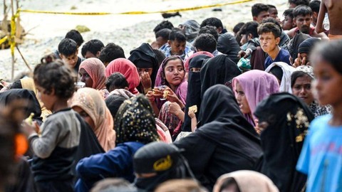 Ratusan pengungsi Rohingya baru tiba di sebuah pantai di Sabang, Aceh. 