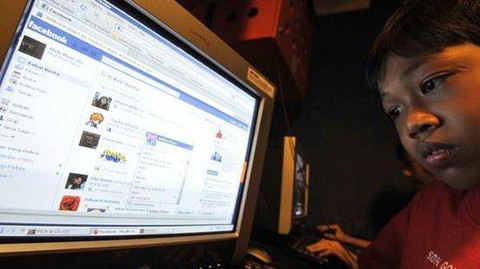 Foto ilustrasi. Seorang anak mengakses media sosial Facebook yang dikhawatirkan memuat iklan judi online. 