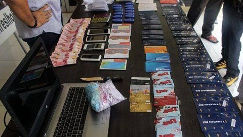 Kepolisian Lhokseumawe, Aceh, menunjukkan bukti penangkapan dua tersangka anggota sindikat judi online antar negara.