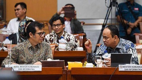 Menteri Komunikasi dan Informatika Budi Arie Setiadi (kanan) berbincang dengan Wakil Menteri Kominfo Nezar Patria (kiri) saat mengikuti rapat kerja dengan Komisi I DPR.