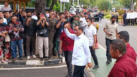 Cawapres nomor urut 3, Mahfud MD menghadiri acara Deklarasi Kampanye Damai Pemilu di Kantor KPU RI, Jakarta Pusat, Senin (27/11/2023). Foto: Zamachsyari/kumparan