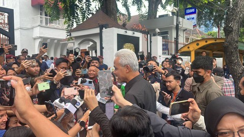 Bacapres Ganjar Pranowo di depan Kantor KPU, Jakarta, Senin (27/11/2023). Foto: Haya Syahira/kumparan