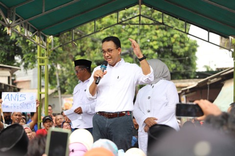 Capres Anies Baswedan dan Istri menyapa warga Tanah Merah, Koja, Jakarta Utara, Selasa (28/11/2023). Foto: Iqbal Firdaus/kumparan