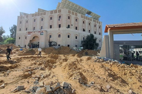 Warga berjalan di dekat Rumah Sakit Indonesia di Jalur Gaza utara pada tahun 2023. Foto: Mohammad AHMAD / AFP