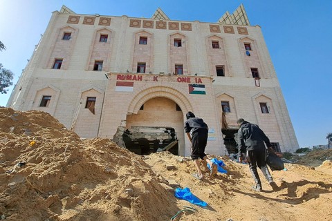 Warga berjalan di dekat Rumah Sakit Indonesia di Jalur Gaza utara. Foto: Mohammad AHMAD / AFP