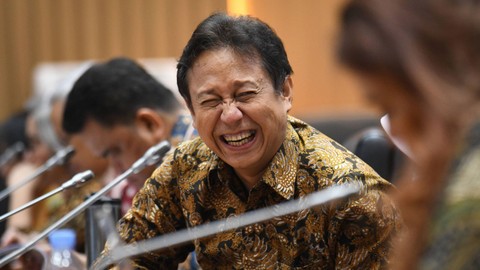 Menteri Kesehatan Budi Gunadi Sadikin tertawa saat berbicara dengan stafnya sebelum melakukan rapat kerja bersama Komisi IX DPR dan sejumlah pakar di kompleks Parlemen, Jakarta, Selasa (28/11/2023). Foto: ANTARA FOTO/Aditya Pradana Putra
