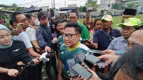 Cawapres Muhaimin Iskandar atau Cak Imin saat bermain sepak bola dengan para pemain legenda Persebaya Surabaya di Lapangan Wedoro, Waru, Kabupaten Sidoarjo, Selasa (28/11/2023). Foto: Farusma Okta Verdian/kumparan