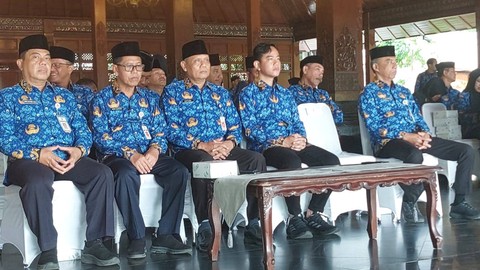 Wali kota Surakarta, Gibran Rakabuming Raka (depan, kedua dari kanan) ikuti upacara Netralitas ASN Pemkot Solo, Rabu (29/11). Foto: Dok. kumparan
