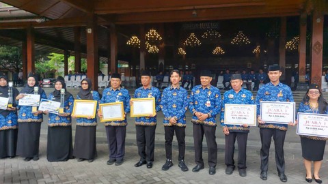Wali kota Surakarta, Gibran Rakabuming Raka ikuti upacara Netralitas ASN Pemkot Solo, Rabu (29/11). Foto: Dok. kumparan