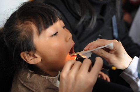 Seorang anak menjalani pemeriksaan penyakit Pneumonia di sebuah rumah sakit di Hefei, provinsi Anhui, Tiongkok. Foto: AFP