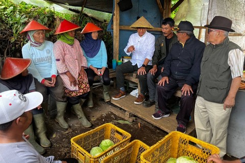 Capres nomor urut 1 Anies Baswedan temui petani di Pangalengan, Jawa Barat, Rabu (28/11/2023). Foto: Haya Syahira/kumparan