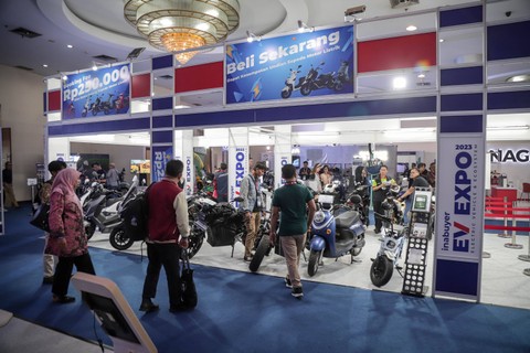 Pengunjung melihat-lihat motor listrik di Pameran Motor Listrik & Ekosistem Inabuyer EV Expo 2023 di Gedung Smesco, Jakarta, Rabu (29/11/2023). Foto: Jamal Ramadhan/kumparan