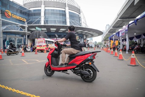 Pengunjung merasakan motor listrik di Pameran Motor Listrik & Ekosistem Inabuyer EV Expo 2023 di Gedung Smesco, Jakarta, Rabu (29/11/2023). Foto: Jamal Ramadhan/kumparan