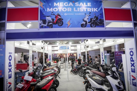 Pengunjung melihat-lihat motor listrik di Pameran Motor Listrik & Ekosistem Inabuyer EV Expo 2023 di Gedung Smesco, Jakarta, Rabu (29/11/2023). Foto: Jamal Ramadhan/kumparan