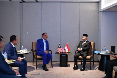 Wakil Presiden Ma'ruf Amin bertemu PM Malaysia Anwar Ibrahim di Kuching, Malaysia. Foto: BPMI Setwapres