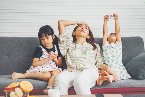 Ilustrasi ibu stres. Foto: chalermphon_tiam/Shutterstock