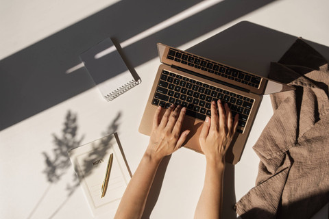Ilustrasi Membuat CV Fresh Graduate. Foto: Shutterstock
