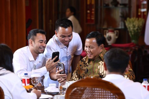 Raffi Ahmad berbincang dengan Menhan Prabowo Subianto saat pertemuan bersama sejumlah influencer dan selebriti di kantor Kemhan, Jakpus, Rabu (29/11). Foto: Dok. Istimewa