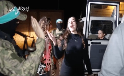 Sandera Israel menyapa pejuang Palestina saat dibebaskan dari Gaza, Rabu (29/11/2023) (dok Brigade Al-Qassam) Foto: Dok. Istimewa