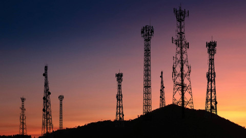 Ilustrasi menara telekomunikasi. Foto: SERDTHONGCHAI/Shutterstock