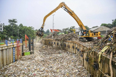 Petugas kebersihan DKI Jakarta menggunakan alat berat membersihkan sampah di Saringan Sampah segmen TB Simatupang, Jagakarsa, Jakarta, Kamis (30/11/2023). Foto: ANTARA FOTO/Galih Pradipta