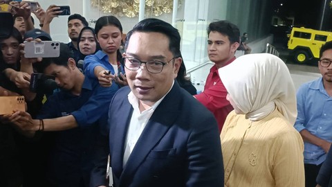 Ketua TKD Prabowo-Gibran Jawa Barat, Ridwan Kamil tiba di Kantor DPP Jawa Barat, Kamis (30/11/2023). Foto: Zamachsyari/kumparan