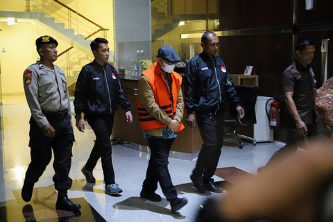 Hakim Nonaktif Mahkamah Agung Gazalba Saleh berompi oranye usai jalani pemeriksaan, di Gedung KPK, Jakarta, Kamis (30/11/2023). Foto: Iqbal Firdaus/kumparan
