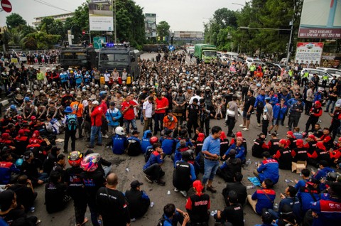 Massa yang tergabung dari berbagai serikat buruh Jawa Barat melakukan aksi unjuk rasa dan menutup akses Jalan Dr. Djunjunan, Bandung, Jawa Barat, Kamis (30/11/2023). Foto: Novrian Arbi/ANTARA FOTO