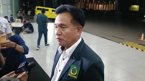 Ketua Umum PBB, Yusril Ihza Mahendra, tiba di Kantor DPP Partai Golkar, Kamis (30/11/2023) malam. Foto: Zamachsyari/kumparan