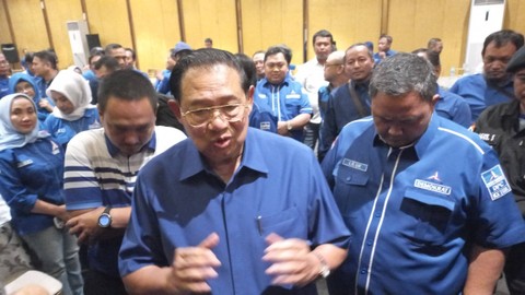 Mantan Presiden ke 6 RI, Susilo Bambang Yudhoyono (SBY) menemui kader Partai Demokrat di Kota Semarang, Jawa Tengah, Kamis (30/11/2023). Foto: Intan Alliva Khansa/kumparan