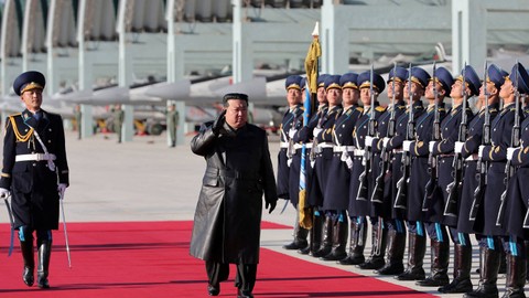 Pemimpin Korea Utara Kim Jong-un mengunjungi markas besar Angkatan Udara Tentara Rakyat Korea di Korea Utara. Foto: KCNA/via REUTERS