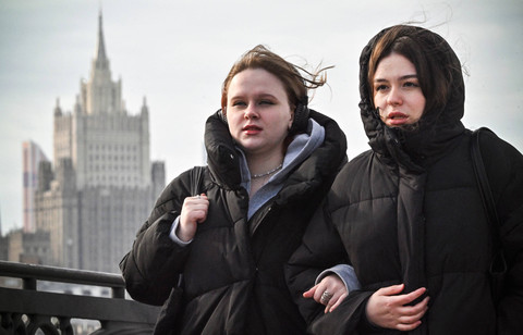 Ilustrasi para perempuan Rusia. Foto: Alexander NEMENOV / AFP