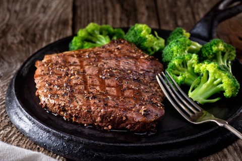 Ilustrasi brokoli dan daging steak. Foto: Foodio/Shutterstock