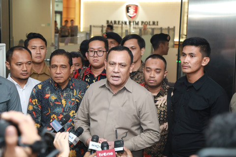 Ketua KPK nonaktif Firli Bahuri usai diperiksa sebagai tersangka kasus dugaan pemerasan terhadap eks Mentan Syahrul Yasin Limpo (SYL) di Bareskrim Polri, Jakarta, Jumat (1/12/2023). Foto: Aditia Noviansyah/kumparan