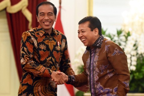Presiden Jokowi berjabat tangan dengan Ketua Umum Partai Golkar Setya Novanto sebelum awali pertemuan di Istana Merdeka (22/11/2016). Foto: Setkab.go.id