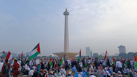 Monas dipadati lautan manusia dalam Munajat 212, Sabtu (2/12). Foto: Thomas Bosco/kumparan