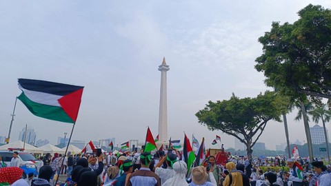 Monas dipadati lautan manusia dalam Munajat 212, Sabtu (2/12). Foto: Thomas Bosco/kumparan
