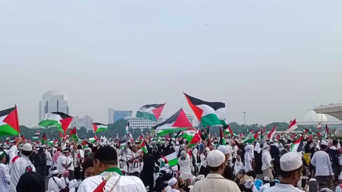 Monas dipadati lautan manusia dalam Munajat 212, Sabtu (2/12). Foto: Thomas Bosco/kumparan