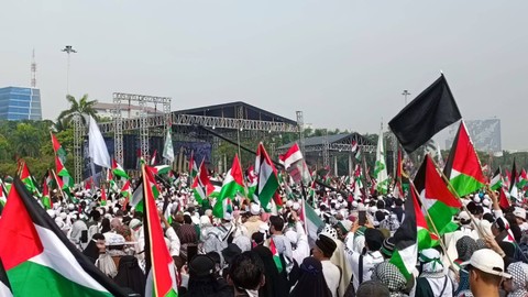 Monas dipadati lautan manusia dalam Munajat 212, Sabtu (2/12). Foto: Thomas Bosco/kumparan
