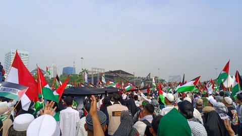 Monas dipadati lautan manusia dalam Munajat 212, Sabtu (2/12). Foto: Thomas Bosco/kumparan