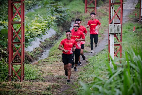 Peserta mengikuti lomba lari Obstacle Run Group pada ajang Adisutjipto Urban Obstacle Run (AUOR) 2023 di kawasan Lanud Adisutjipto, Yogyakarta, Sabtu (2/12/2023). Foto: Jamal Ramadhan/kumparan