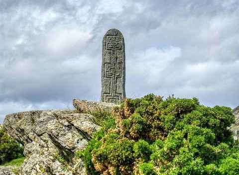 Ilustrasi kebudayaan tugu batu dan menhir berasal dari zaman Megalitikum. Foto: Unsplash/Andreas Brunn