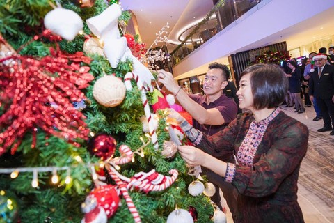 Hotel JHL Solitaire Gading Serpong menyambut perayaan Natal dan libur akhir tahun dengan tree lighting ceremony. Foto: Dok. Istimewa