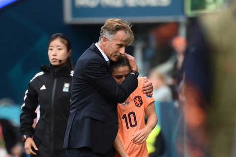 Pelatih Belanda Andries Jonker memberi semangat ke pemainnya. Foto: FRANCK FIFE / AFP