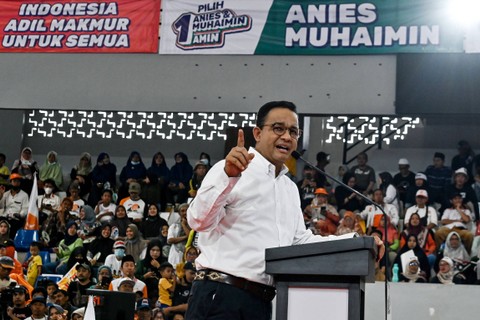 Calon presiden nomor urut 1 Anies Baswedan menyampaikan orasi kepada relawan di Gor Gondrong, Cipondoh, Kota Tangerang, Sabtu (2/12/2023). Foto: Sulthony Hasanuddin/ANTARA FOTO 