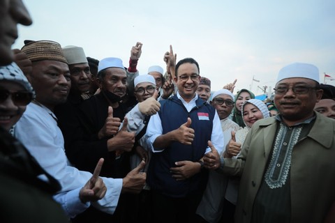 Capres Anies Baswedan menyapa nelayan di Desa Kronjo, Kecamatan Kronjo, Kabupaten Tangerang, Sabtu (2/12). Foto: Dok. Istimewa