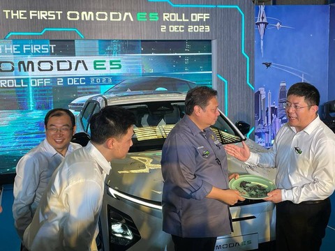PT Chery Sales Indonesia (CSI) melakukan seremoni roll out unit mobil listrik Chery Omoda E5 secara perdana di pabrik PT Handal Indonesia Motor, Bekasi (2/12/2023). Foto: Sena Pratama/kumparan
