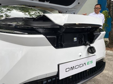 PT Chery Sales Indonesia (CSI) melakukan seremoni roll out unit mobil listrik Chery Omoda E5 secara perdana di pabrik PT Handal Indonesia Motor, Bekasi (2/12/2023). Foto: Sena Pratama/kumparan